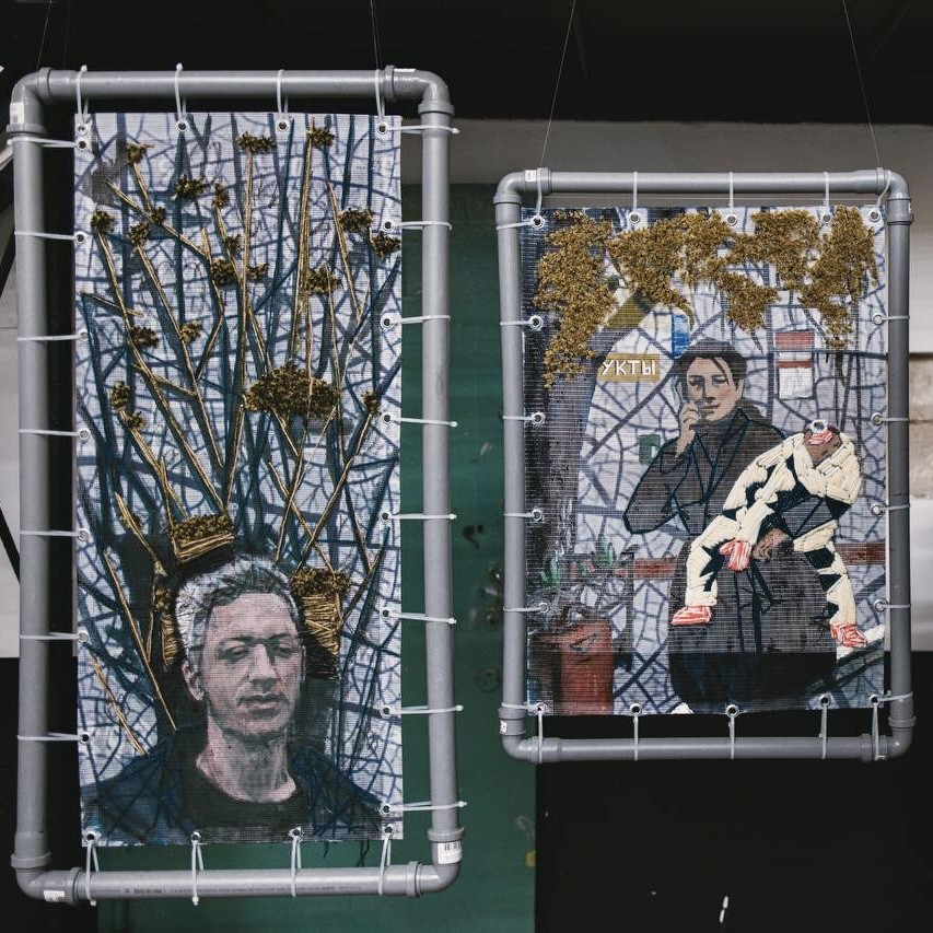 Вышитые портреты альметьевцев показали на выставке «По соседству»