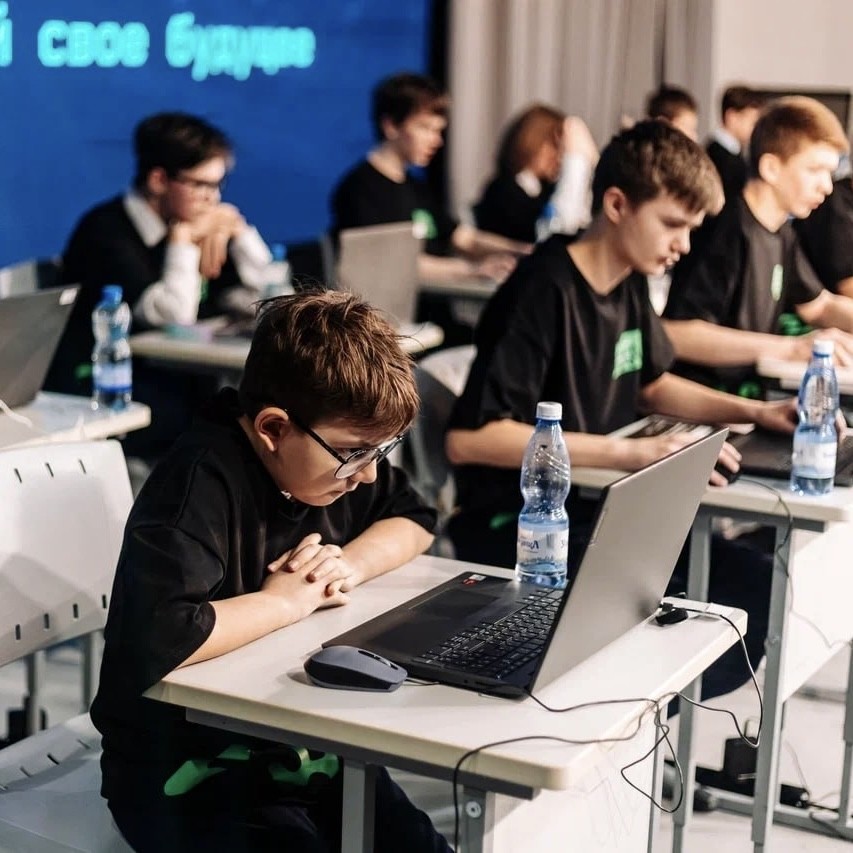 В Нижнекамске 500 школьников проверили себя в ИИ и CTF на олимпиаде ZamaCode