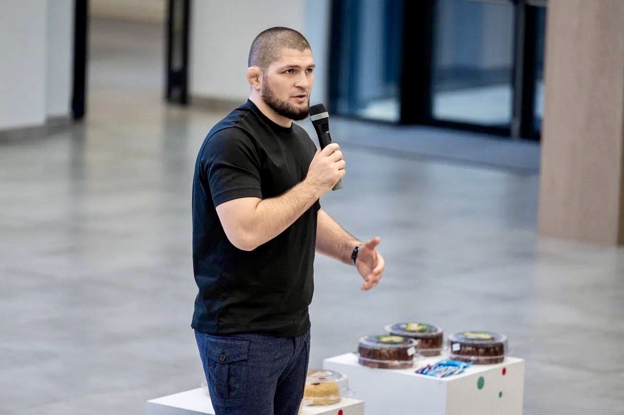 Хабиб Нурмагомедов в Альметьевске: легендарный спортсмен встретился с молодёжью города