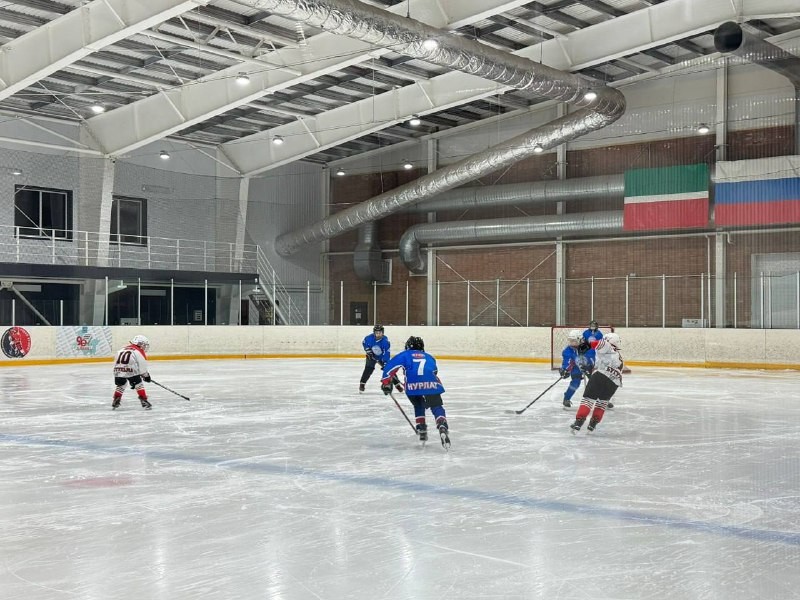 Во дворце спорта «Ледок» прошла встреча юных хоккеистов с командой из Бугульмы